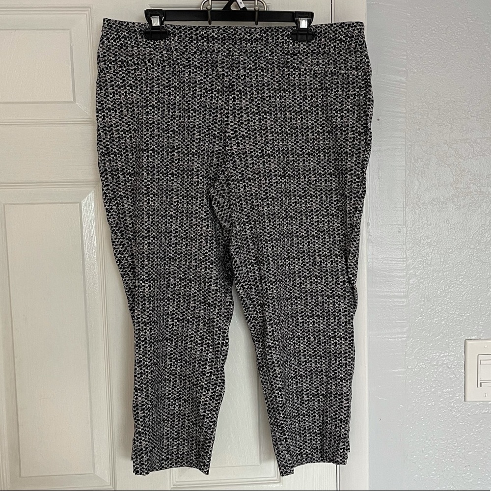 Hilary Radley stretchy capri black & white size XL
